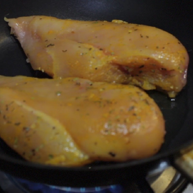Bước 3 Áp chảo thịt gà Salad gà dầu giấm